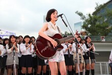 “制服女子”をバックに歌う大原櫻子。