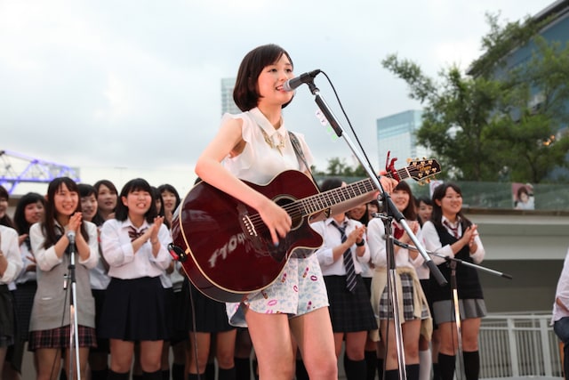 “制服女子”をバックに歌う大原櫻子。