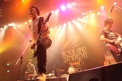 「the pillows 25th Anniversary NEVER ENDING STORY "ROCK AND SYMPATHY TOUR”」the pillowsのライブの様子。
