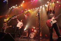 「the pillows 25th Anniversary NEVER ENDING STORY "ROCK AND SYMPATHY TOUR”」the pillowsのライブの様子。