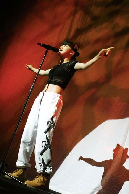 清水翔太「uP!!! presents LIVE TOUR 2014 "ENCORE"」にてパフォーマンスする當山みれい。