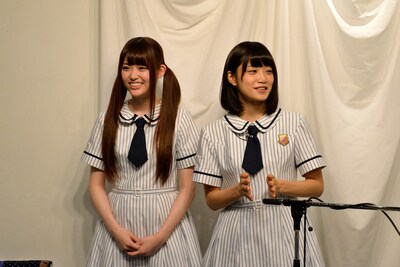 左から松村沙友理、深川麻衣。