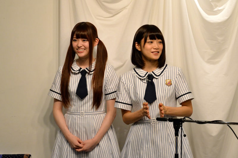 左から松村沙友理、深川麻衣。