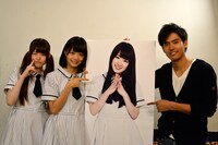 左から松村沙友理、深川麻衣、高山一実（パネル）、K。