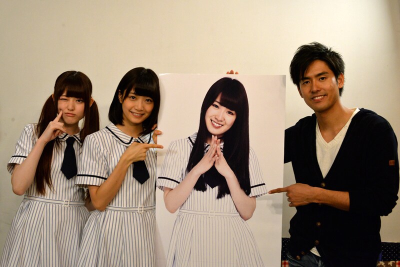 左から松村沙友理、深川麻衣、高山一実(パネル)、K。