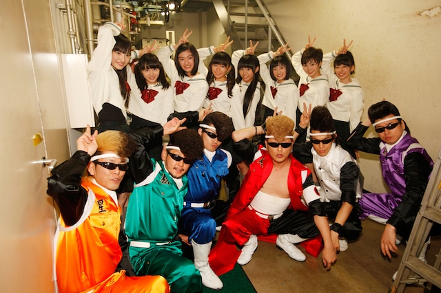 舞台裏で記念撮影する氣志團と私立恵比寿中学。
