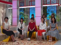 今週の人気画像5位は「川本真琴が13年ぶり地上波出演！森高、谷村有美も熱唱」より、トーク収録の様子。