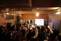 小沢健二「ラブリー」を歌うさいとうの姿は観客が撮影する「ツイキャス」で中継された。