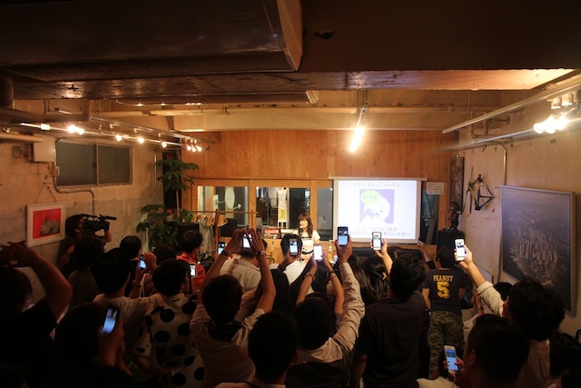 小沢健二「ラブリー」を歌うさいとうの姿は観客が撮影する「ツイキャス」で中継された。