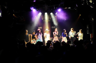 キーシャ・コール「Love」を歌唱する「AFTER SCHOOL SWAG vol.1」出演者。