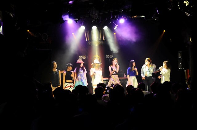 キーシャ・コール「Love」を歌唱する「AFTER SCHOOL SWAG vol.1」出演者。