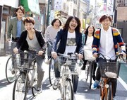 THEラブ人間。前列左端がさとうまりな(B)、右端が坂本遥(G)。
