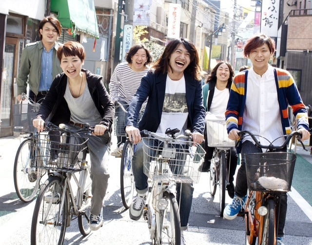 THEラブ人間。前列左端がさとうまりな(B)、右端が坂本遥(G)。
