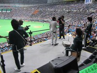 北海道日本ハムファイターズ対東北楽天ゴールデンイーグルスの試合中に演奏するTHE TON-UP MOTORS。