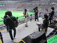 北海道日本ハムファイターズ対東北楽天ゴールデンイーグルスの試合中に演奏するTHE TON-UP MOTORS。