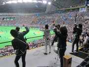北海道日本ハムファイターズ対東北楽天ゴールデンイーグルスの試合中に演奏するTHE TON-UP MOTORS。