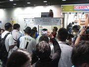 札幌ドームで「ファイターズ賛歌」の先行販売を行う上杉周大（Vo）。