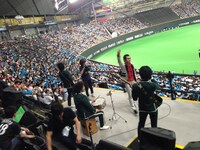 北海道日本ハムファイターズ対東北楽天ゴールデンイーグルスの試合中に演奏するTHE TON-UP MOTORS。