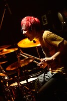 ナオミチ（Dr）（撮影：橋本塁［SOUND SHOOTER］）