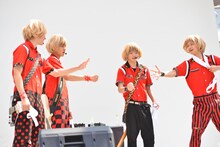 ジャンケンで儀式を受ける順番を決めるDISH//。