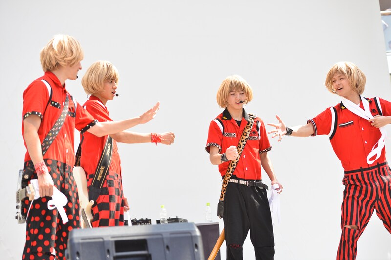 ジャンケンで儀式を受ける順番を決めるDISH//。