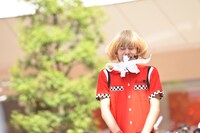 ゴムパッチンを受けるTAKUMI。