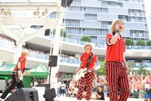 DISH//が神奈川・ラゾーナ川崎プラザ ルーファ広場グランドステージで行ったフリーライブの様子。