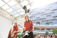 DISH//が神奈川・ラゾーナ川崎プラザ ルーファ広場グランドステージで行ったフリーライブの様子。