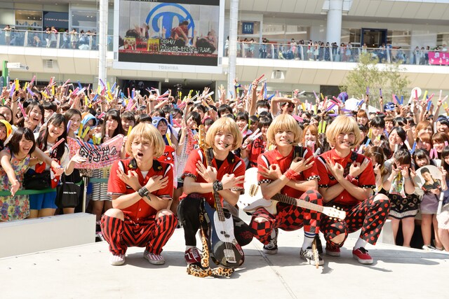 DISH//とスラッシャーの記念写真。