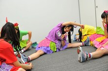 入念なストレッチを行うチームしゃちほこ。