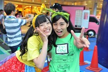 オアシス21でじゃれる伊藤千由李（左）と坂本遥奈（右）。