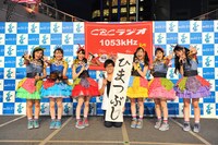 1stアルバムのタイトルを発表したチームしゃちほこと永岡歩アナ。