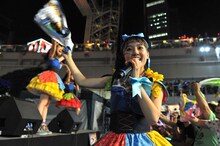 タオルを振り回す咲良菜緒。