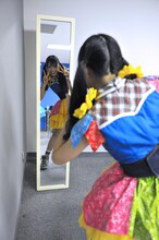 鏡越しにアピールする伊藤千由李。