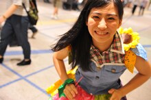 オアシス21ではしゃぐ坂本遥奈。