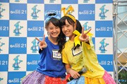 ステージ上でじゃれる咲良菜緒(左)と伊藤千由李(右)。