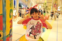 オアシス21ではしゃぐ安藤ゆず。