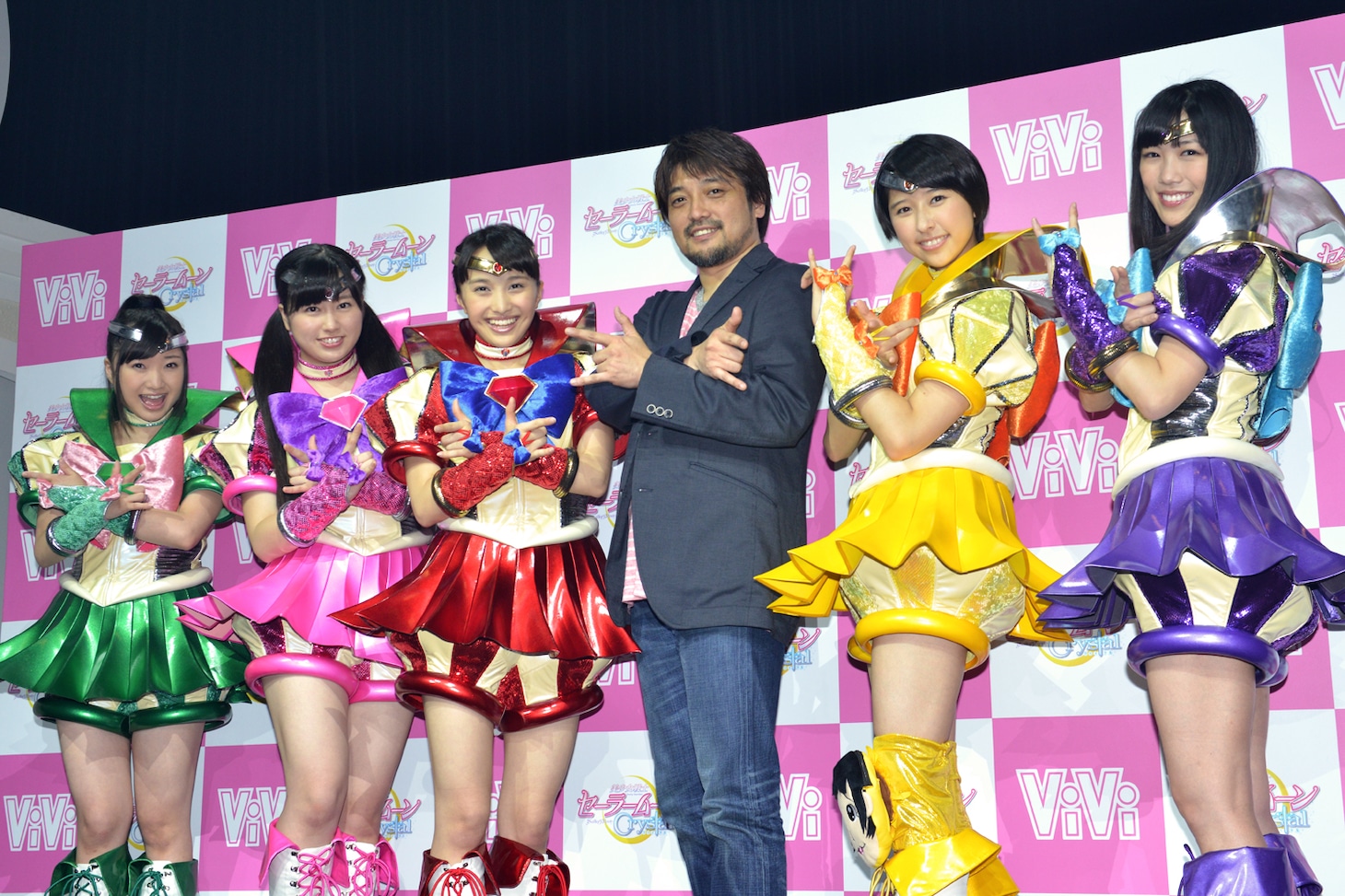 ももいろクローバーZと、境宗久監督（右から3人目）。