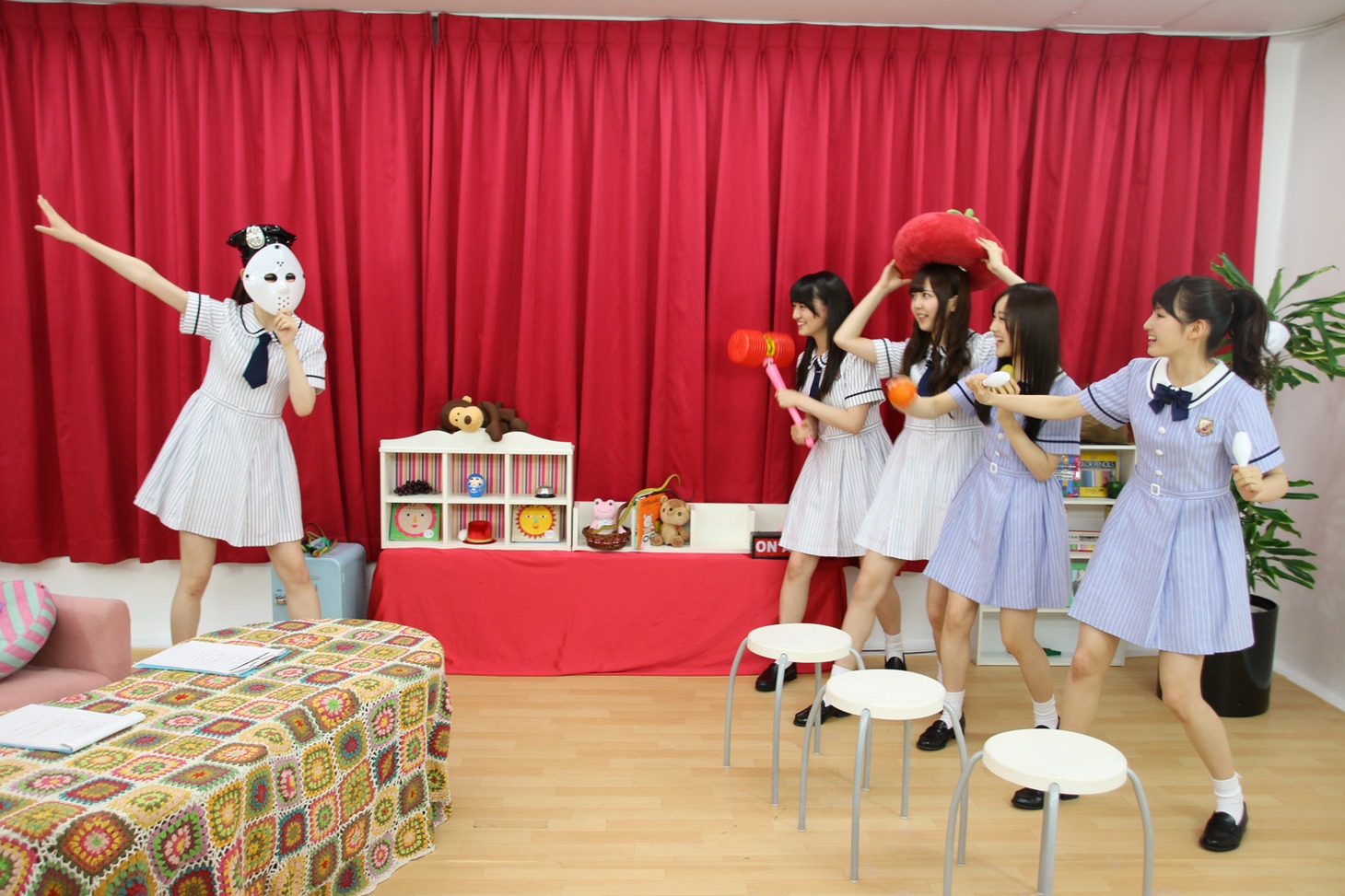 番組中に戦隊ごっこを始める乃木坂46。