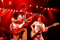 左からYO-KING、岡部晴彦。