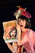 「女をなめんなよスペシャルVol.5 ～ジューンブライドは私のもの！～」で「秋のゲシュタルト崩壊ツアー2014」の開催をアナウンスするチャラン・ポ・ランタンもも（Vo）。（撮影：朝岡英輔）