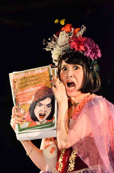 「女をなめんなよスペシャルVol.5 ～ジューンブライドは私のもの！～」で「秋のゲシュタルト崩壊ツアー2014」の開催をアナウンスするチャラン・ポ・ランタンもも（Vo）。（撮影：朝岡英輔）