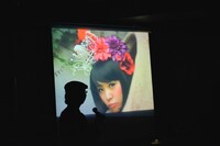 自ら制作したチャラン・ポ・ランタン主演映画の活弁を行う、山田広野。（撮影：朝岡英輔）