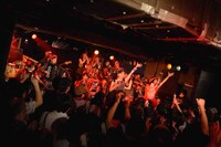 「女をなめんなよスペシャルVol.5 ～ジューンブライドは私のもの！～」でのチャラン・ポ・ランタンとたをやめオルケスタのセッションの様子。（撮影：朝岡英輔）