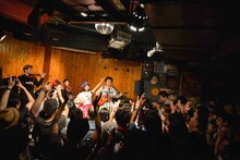 「女をなめんなよスペシャルVol.5 ～ジューンブライドは私のもの！～」でのチャラン・ポ・ランタンと水中、それは苦しいのセッションの様子。（撮影：朝岡英輔）