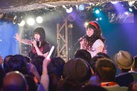 「女をなめんなよスペシャルVol.5 ～ジューンブライドは私のもの！～」でのチャラン・ポ・ランタンと大森靖子のセッションの様子。（撮影：朝岡英輔）