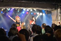 「女をなめんなよスペシャルVol.5 ～ジューンブライドは私のもの！～」でのチャラン・ポ・ランタンと南波志帆のセッションの様子。（撮影：朝岡英輔）