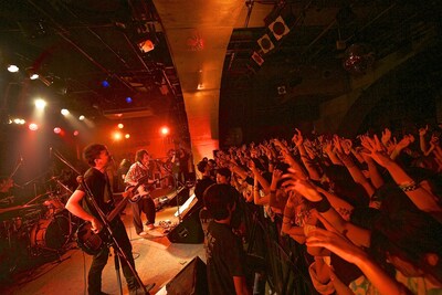 「ネコフェス2014 -KUDAKENEKO ROCK FESTIVAL 2014-」でパフォーマンスするアルカラ。（撮影：佐藤広理）