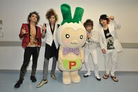 ネギッピーを囲むシドのメンバー。（撮影：今元秀明）