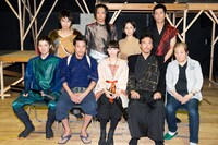 舞台「PEACH BOYS」主要キャストによるフォトセッションの様子。前列中央が宮崎理奈（SUPER☆GiRLS）。